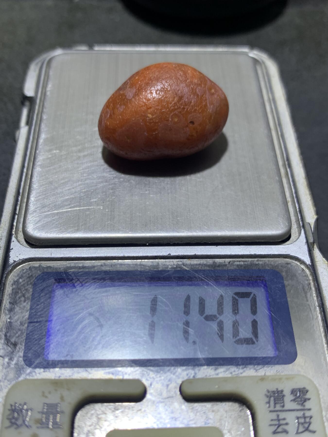 精美柿子红飘白水冲籽川料南红玛瑙原石一颗，