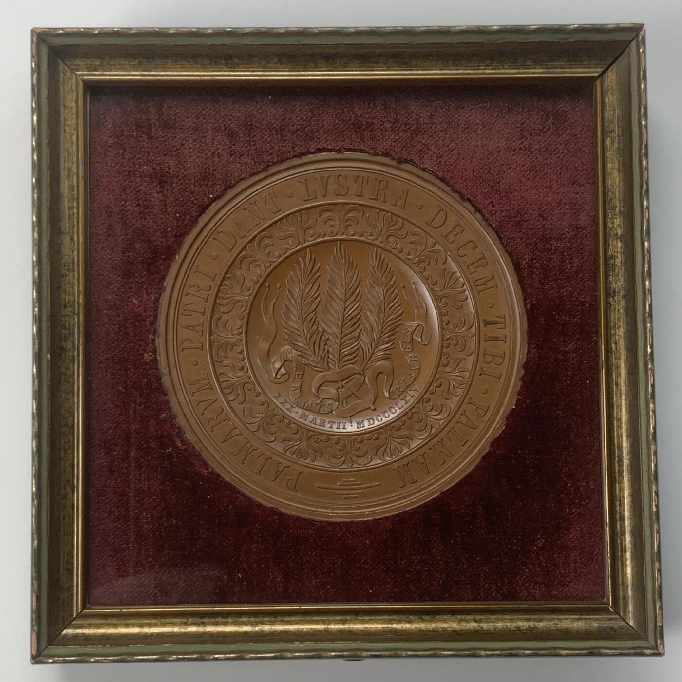 掌中浮雕-藏着的欧洲第045场 1864年植物学家马修斯获得博士学位50周年铜章， 70mm，Radnitzky雕刻 , 木质双面玻璃罩盒子