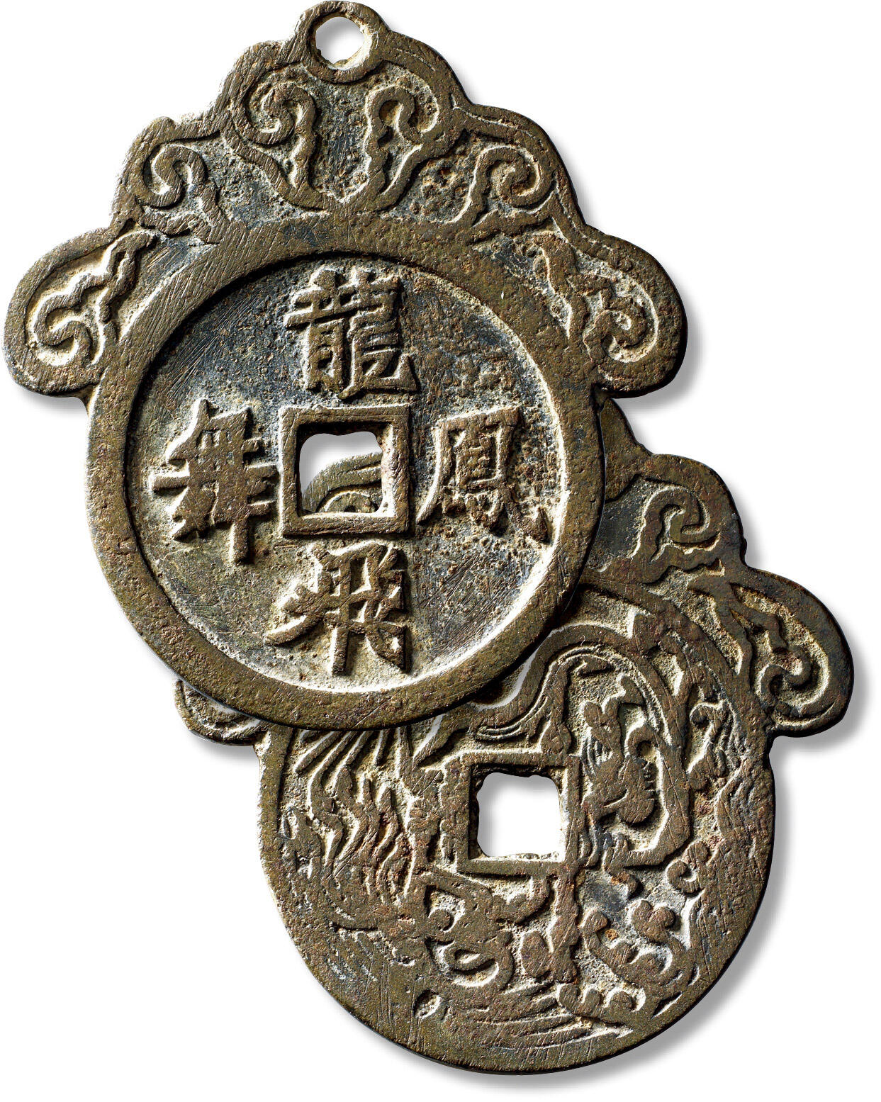 上海匡时2025年秋季拍卖会 中国历代钱币 铜镜专场 清“龙飞凤舞”背龙凤挂花一枚 清“龙飞凤舞”背龙凤挂花一枚，长：74.9mm，宽：69.8，厚：2.9mm，重量：59.4g，公博评级：85，评级编号：1117753279