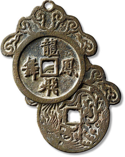 上海匡时2025年秋季拍卖会 中国历代钱币 铜镜专场 - 清“龙飞凤舞”背龙凤挂花一枚 清“龙飞凤舞”背龙凤挂花一枚，长：74.9mm，宽：69.8，厚：2.9mm，重量：59.4g，公博评级：85，评级编号：1117753279