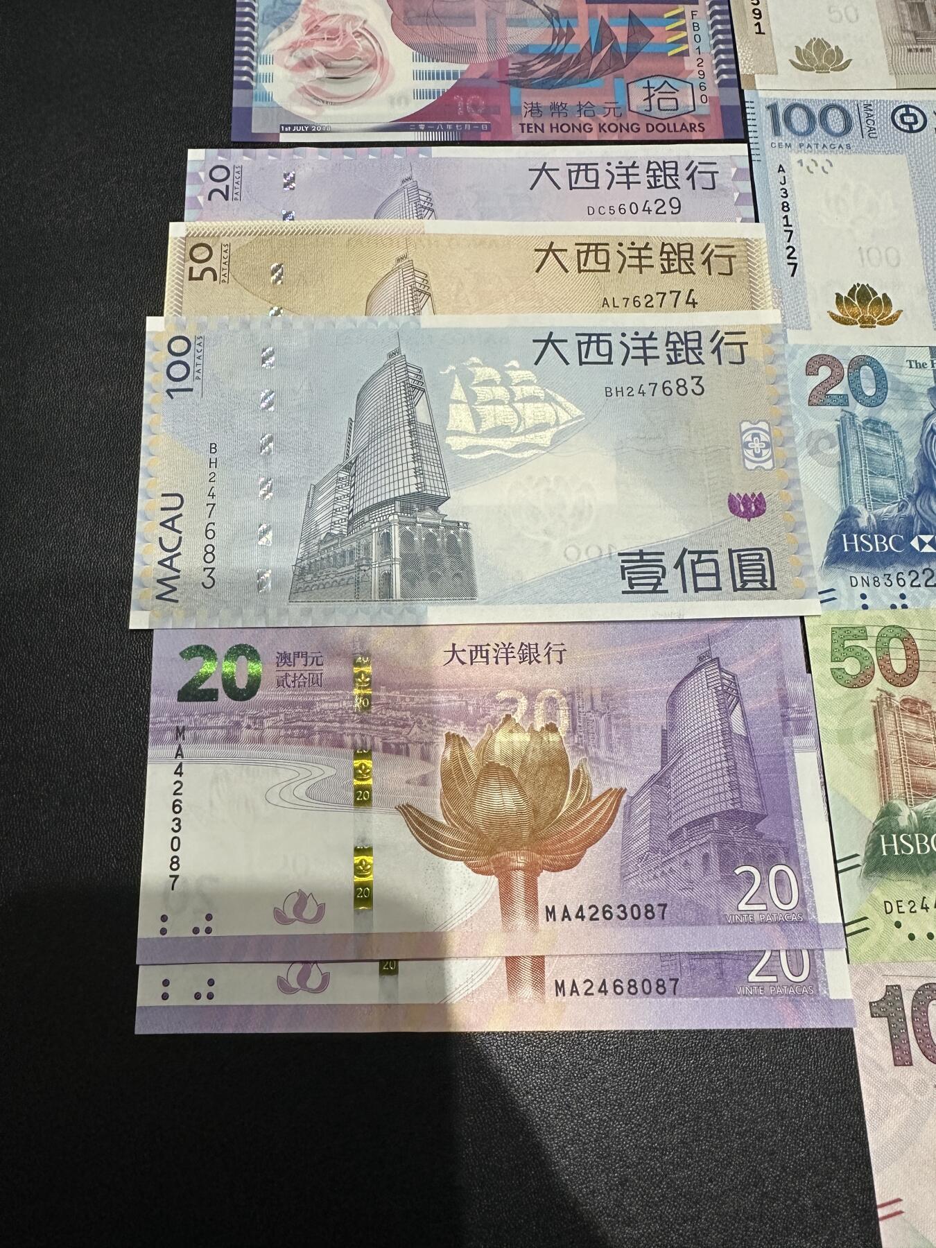 《外钞收藏家》第五百九十二期（精选场）（本平台长期征集拍品、欢迎藏友们联系合作） 港币塑料钞标准10连号+港澳币10-100元小面额还有纪念钞一起  共1000元 全新UNC