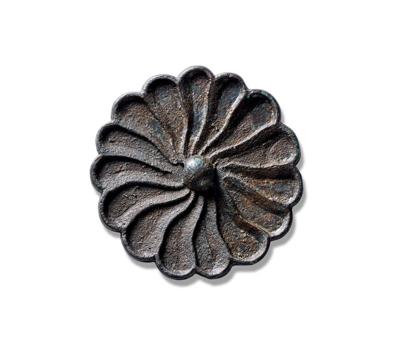 上海匡时2025年秋季拍卖会 中国历代钱币 铜镜专场 菊瓣纹镜 稀少花瓣型，圆钮。整镜形似一朵优美饱满的菊花，花瓣分明，具律动之美感。此镜保存完好，状态上佳，铜质精良，包浆古朴，值得收藏。