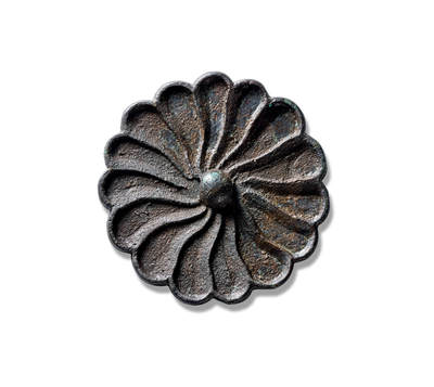 上海匡时2025年秋季拍卖会 中国历代钱币 铜镜专场 - 菊瓣纹镜 稀少花瓣型，圆钮。整镜形似一朵优美饱满的菊花，花瓣分明，具律动之美感。此镜保存完好，状态上佳，铜质精良，包浆古朴，值得收藏。