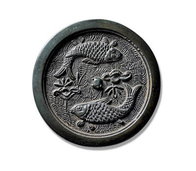 上海匡时2025年秋季拍卖会 中国历代钱币 铜镜专场 - 双鱼莲花纹镜 圆形，圆钮，钮周边为水波纹并充满整个镜背，镜钮上下分别有两条正在游动的鲤鱼，首尾顺次相接，鱼身的摆动使双鱼图案形成一个不规则的圆，如同一太极图。双鱼镜以水波纹为地，凸显鲤鱼在水中的游荡，版别少见，构图饱满。