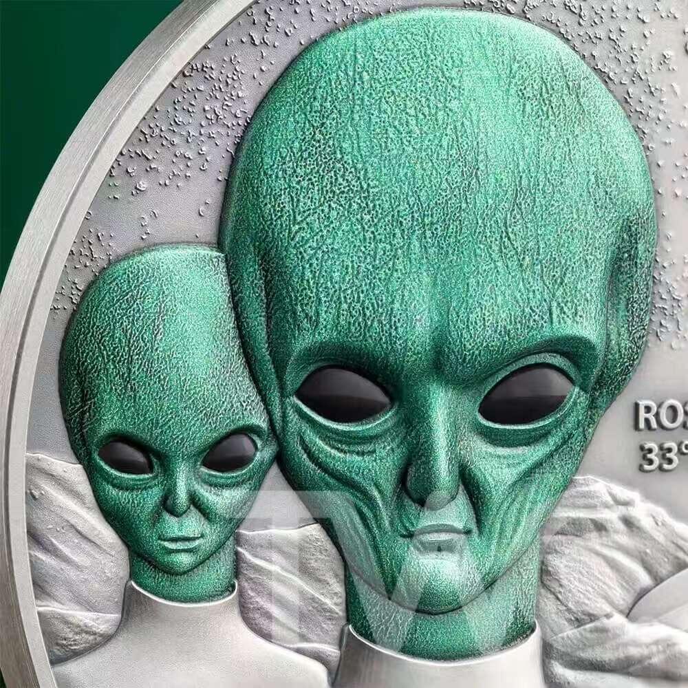 第184期拍卖 【龙头币】喀麦隆2024年, 星际现象(1)-罗斯威尔UFO事件，2盎司加大(直径达50mm), 金属蓝彩色、高浮雕、仿古、双面彩色纪念银币. 盒证全. (龙头币 新热门飞碟系列第一枚)，实物超漂亮质感动感. 国外售价436+美元