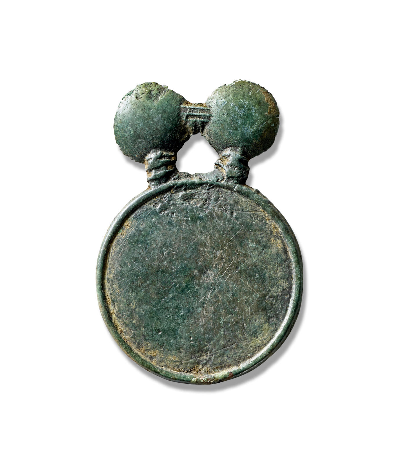 上海匡时2025年秋季拍卖会 中国历代钱币 铜镜专场 双首小挂镜 主体圆形。其顶端以双球形挂相连，构成桥形挂孔，整体素面无纹。此品小巧规整，存世稀少，通体呈温润皮蛋青皮壳，保存完整。