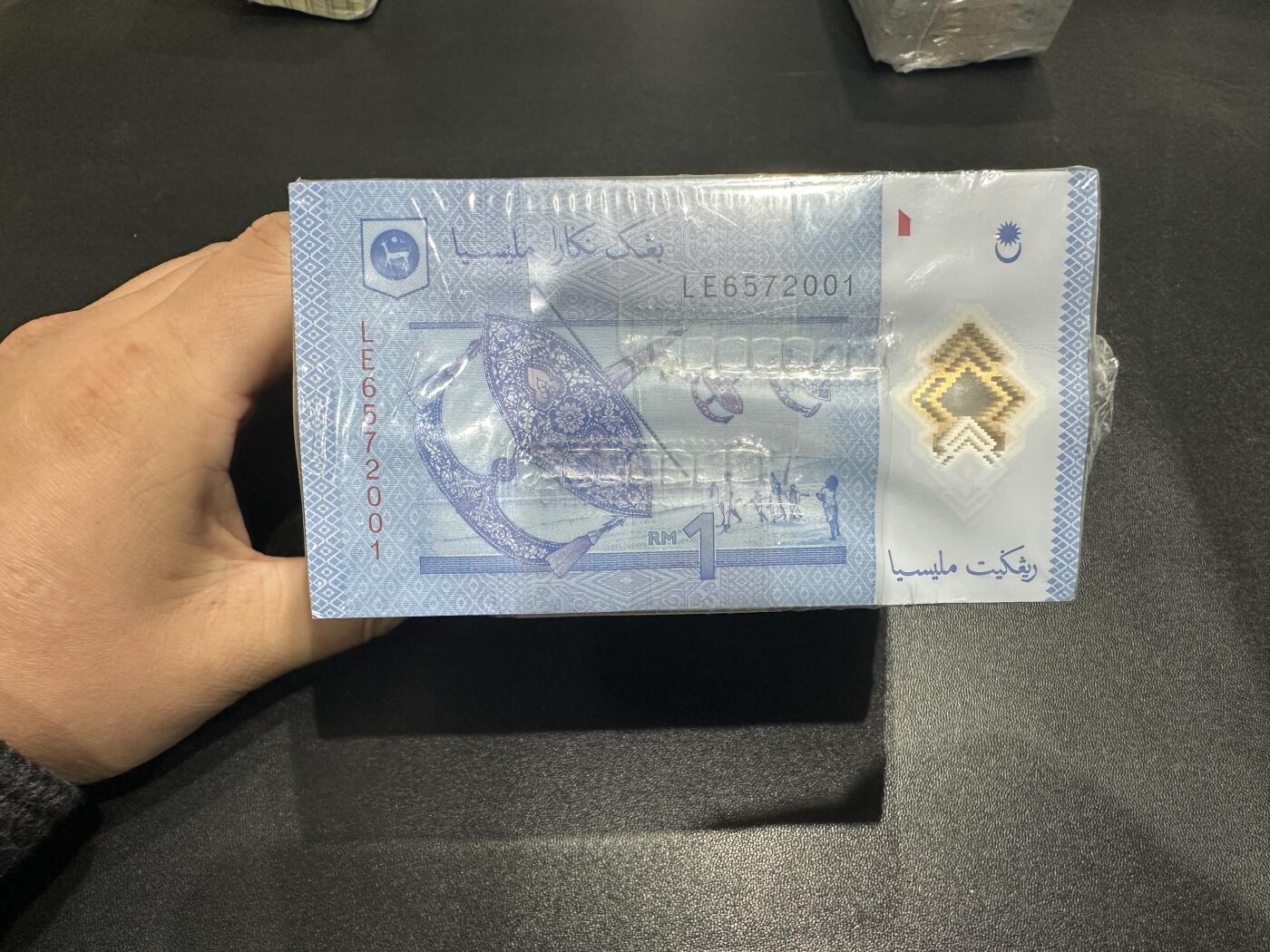 《外钞收藏家》第五百九十二期（精选场）（本平台长期征集拍品、欢迎藏友们联系合作） 马来西亚新版1林吉特整捆千张连号（年底外币礼品货）	UNC