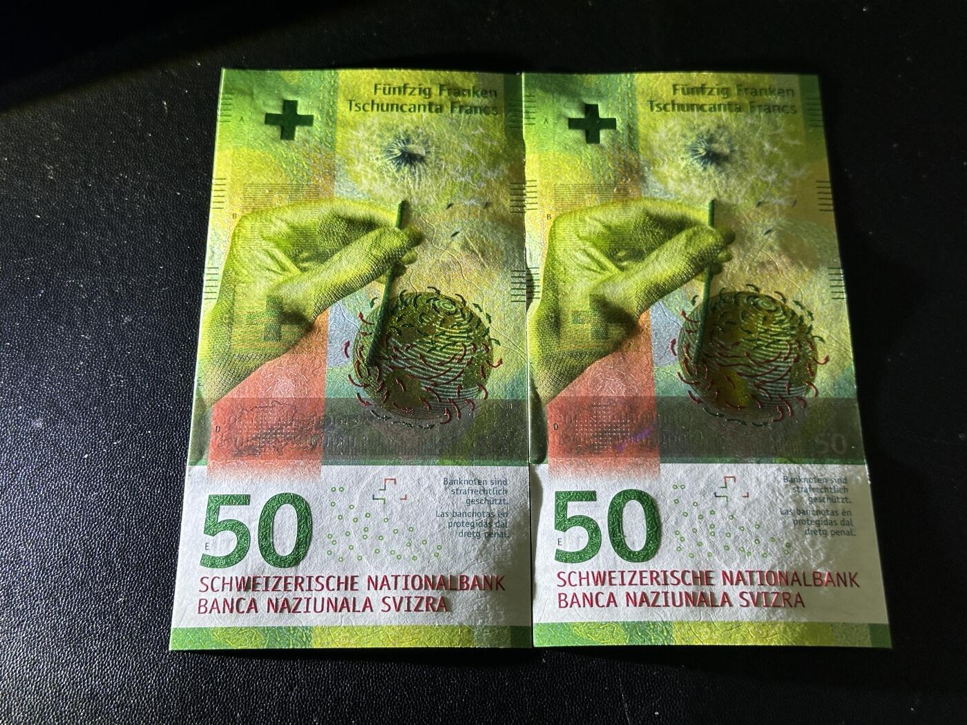 《外钞收藏家》第五百九十二期（精选场）（本平台长期征集拍品、欢迎藏友们联系合作） 瑞士2020年手版50法郎2张相同号码（凑齐不易，绝品）	绝品