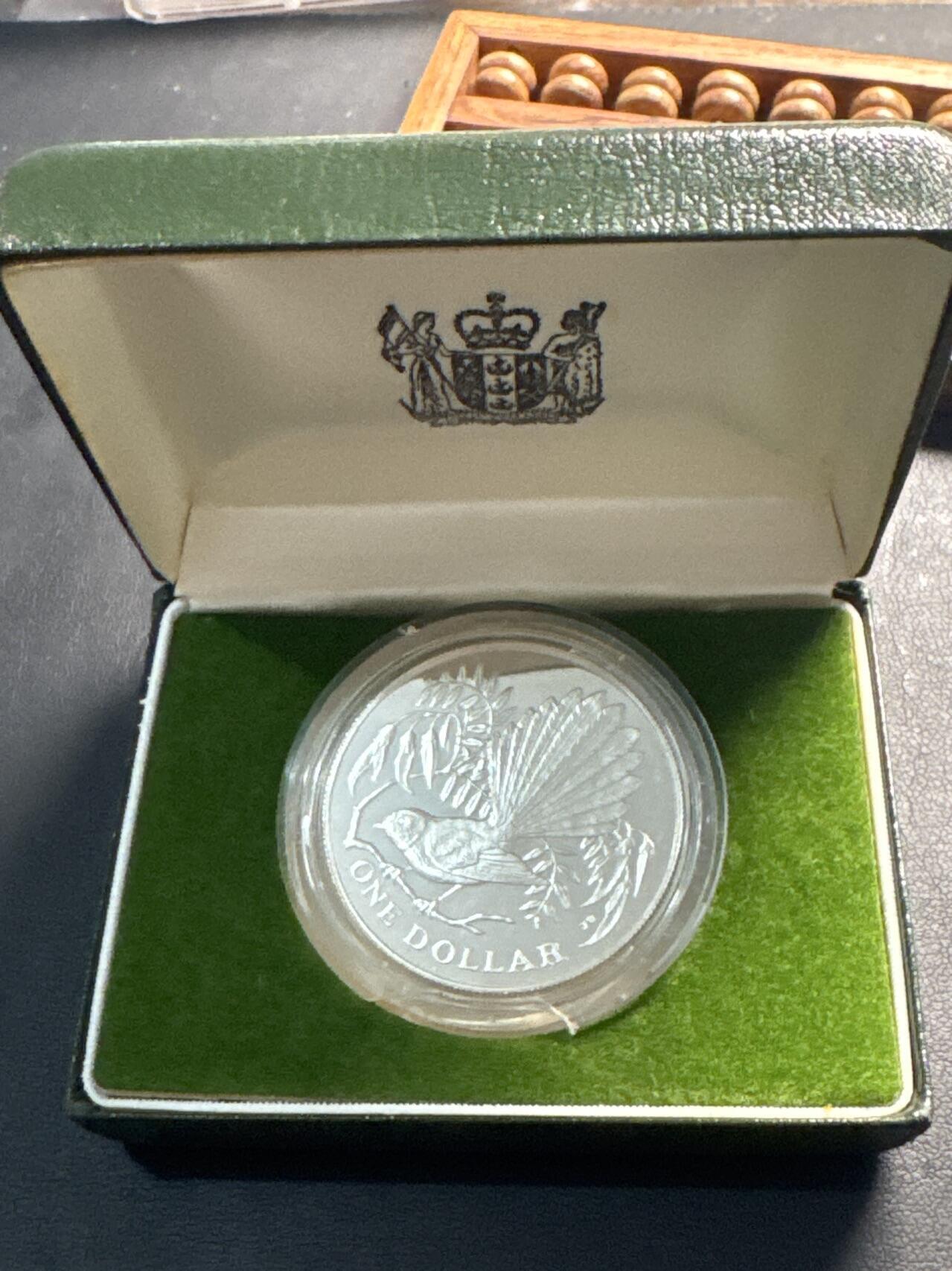 ❤️【币观天下】❤️ 第334期钱币拍卖- 2025.12.12周五晚上6点半场-长期征集拍品 新西兰1980年天堂扇尾鸟1盎司精制纪念银币带盒子小圆盒碎裂