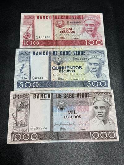 《外钞收藏家》第五百九十二期（精选场）（本平台长期征集拍品、欢迎藏友们联系合作） - 佛得角1977年初版3张一套（100/500/1000埃斯库多；非洲区力压喀麦隆首次打入世界杯的励志国家） UNC 轻微荧光反应