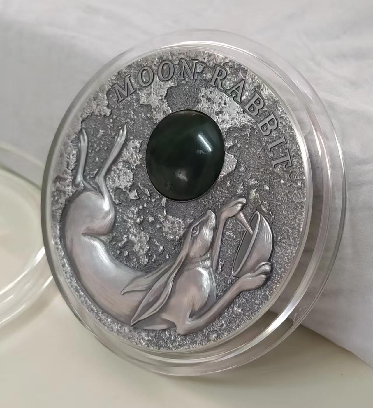 第184期拍卖 【龙头币】纽埃2021, 中国民间神话故事(1)-玉兔奔月，50克,加大(直径达50mm),镶嵌大块天然翡翠,高浮雕,仿古艺术银币. 盒证全. 龙头币,中国传统神话故事系列(1). 热门中国元素.国外售价335+美元