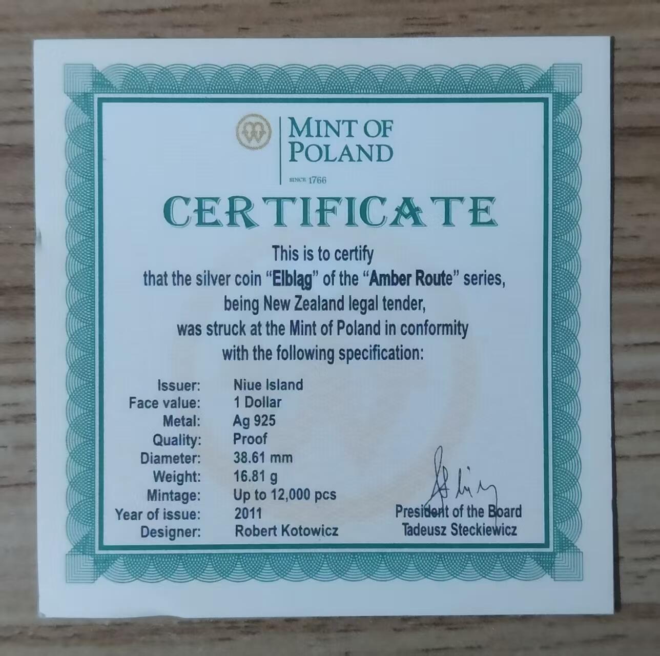 ❤️【币观天下】❤️ 第334期钱币拍卖- 2025.12.12周五晚上6点半场-长期征集拍品 纽埃2011年，琥珀之路系列-埃尔布隆格(波兰). 镶嵌3D立体大颗粒琥珀、精制纪念银币. 盒证全. 实物更漂亮. 国外售价129美元