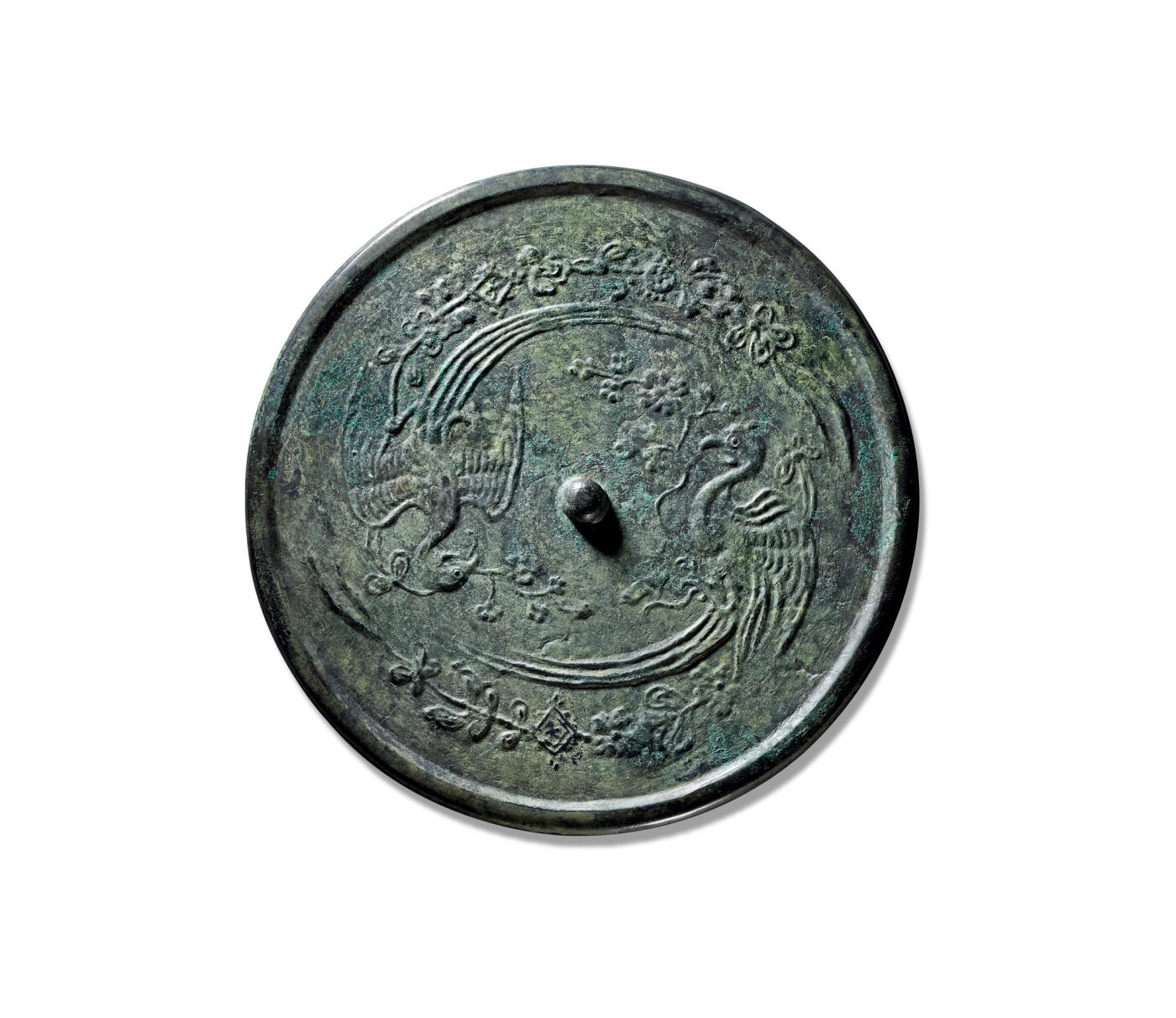 上海匡时2025年秋季拍卖会 中国历代钱币 铜镜专场 双鹦鹉衔绶纹镜 圆形，圆钮。钮外饰浅浮雕双鹦鹉纹，两鹦鹉口衔绶带，迎风展翅，绶带间饰以珠珞、方胜及团花等吉祥饰物。鹦鹉体态修长，造型优雅，羽翼刻画细腻清晰，两鸟首尾相衔，环绕镜钮，铺陈满背，构图饱满而富有韵律。整幅纹饰以镜缘为界，布局疏密有致，风格华丽典雅，堪称唐代铜镜中出类拔萃的经典之作，反映出盛世的繁华风采。此镜尺寸硕大，保存完好，实属不易。