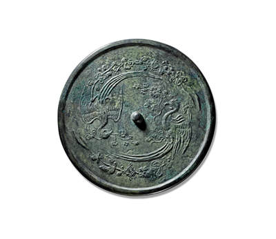 上海匡时2025年秋季拍卖会 中国历代钱币 铜镜专场 - 双鹦鹉衔绶纹镜 圆形，圆钮。钮外饰浅浮雕双鹦鹉纹，两鹦鹉口衔绶带，迎风展翅，绶带间饰以珠珞、方胜及团花等吉祥饰物。鹦鹉体态修长，造型优雅，羽翼刻画细腻清晰，两鸟首尾相衔，环绕镜钮，铺陈满背，构图饱满而富有韵律。整幅纹饰以镜缘为界，布局疏密有致，风格华丽典雅，堪称唐代铜镜中出类拔萃的经典之作，反映出盛世的繁华风采。此镜尺寸硕大，保存完好，实属不易。