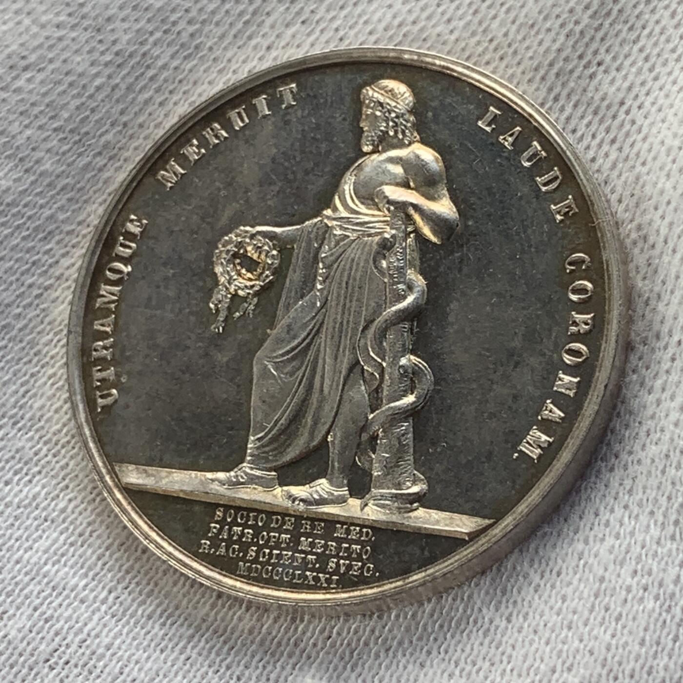 掌中浮雕-藏着的欧洲第045场 1871年医神银章， 31mm,14.6g， 女雕模师L. Ahlborn作品。正面为医生卡尔·约翰·埃克斯特罗默。镜面效果。罕见
