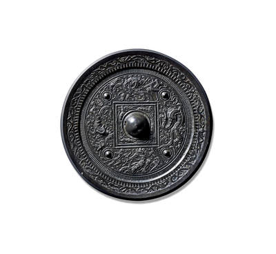 上海匡时2025年秋季拍卖会 中国历代钱币 铜镜专场 - 四乳羽人神兽镜 圆形，圆钮，圆钮座，钮座外方形凹面界格内环饰四只神鹿纹。四枚圆座乳钉将主纹饰分为四区，其间饰四神纹配饰羽人禽鸟纹，分别组合分别为青龙尾部饰一羽人、手执利剑的神兽配饰羽人和朱雀纹、白虎身旁配饰两个羽人纹，旁饰“白虎”两字铭文、玄武配饰两只朱雀纹和一单腿跪拜的羽人纹。四神纹饰刻画精美，羽毛、龙鳞的刻画精细入微，动物造型极为生动传神。镜缘饰一周锯齿纹和一周变形环绕的四神纹。镜黑漆古，状态