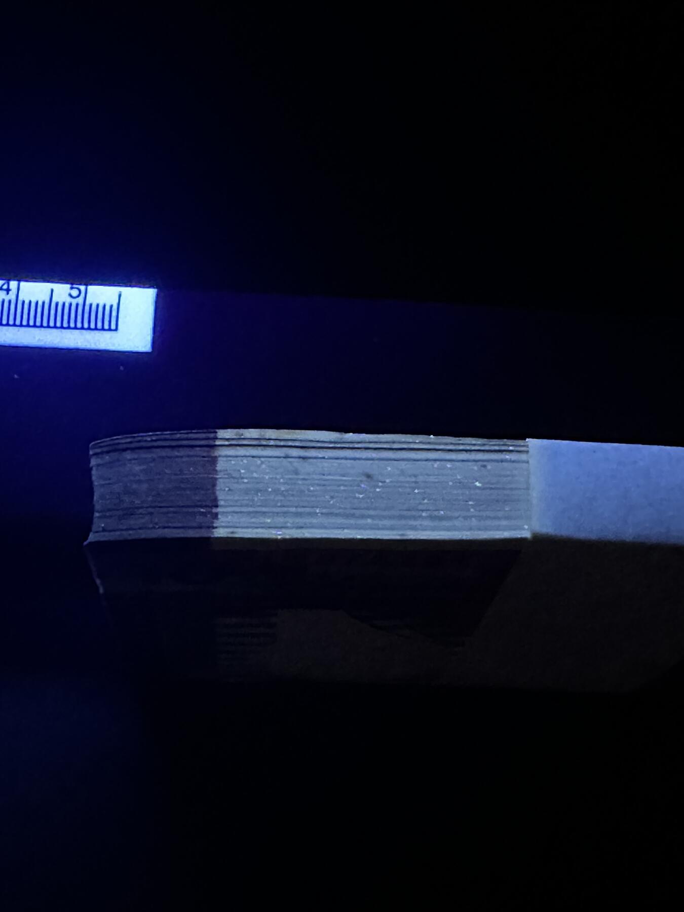 《外钞收藏家》第五百九十二期（精选场）（本平台长期征集拍品、欢迎藏友们联系合作） 香港2002年初版政府发行10元一刀百连（含豹子号333）	UNC 轻微发黄和黄点