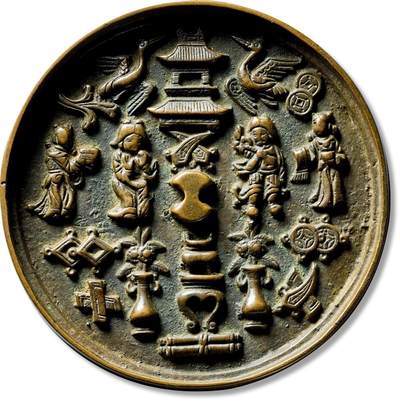 上海匡时2025年秋季拍卖会 中国历代钱币 铜镜专场 - 传世明人物多宝镜一枚 传世明人物多宝镜一枚，直径：110mm，厚：8.9mm，重量：236.6g，古泉圆地：85，圆形，银锭钮，镜背饰以仙鹤、楼阁、仙人、童子、八宝等。此镜为明代人物故事镜中难得的精美品，纹饰生动，版模一流，传世包浆，品相上佳