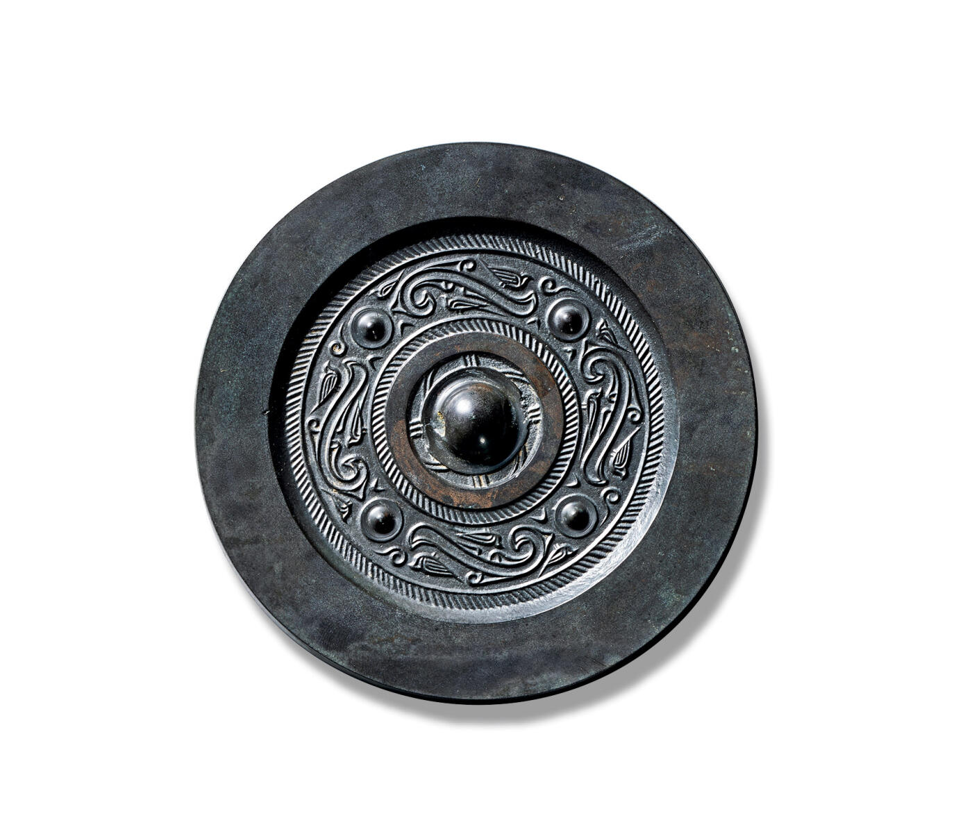 上海匡时2025年秋季拍卖会 中国历代钱币 铜镜专场 四乳四虺镜 圆形，圆钮，圆钮座。钮座外为凸棱三周，钮座与第一周凸棱之间，由一些直线条或弯线条连接。第一周与第二周凸棱之间有复线纹，第二周与第三周凸棱之间为纹饰区，被四个乳钉及乳钉座将纹饰分为四区，每两个乳钉纹之间为一个纹饰单元，每个纹饰单元由一个虺纹、两只大鸟及一只小鸟组成。第三周凸棱外为栉齿纹，平镜缘，黑漆古皮壳，保存完整。