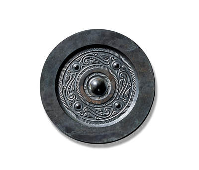 上海匡时2025年秋季拍卖会 中国历代钱币 铜镜专场 - 四乳四虺镜 圆形，圆钮，圆钮座。钮座外为凸棱三周，钮座与第一周凸棱之间，由一些直线条或弯线条连接。第一周与第二周凸棱之间有复线纹，第二周与第三周凸棱之间为纹饰区，被四个乳钉及乳钉座将纹饰分为四区，每两个乳钉纹之间为一个纹饰单元，每个纹饰单元由一个虺纹、两只大鸟及一只小鸟组成。第三周凸棱外为栉齿纹，平镜缘，黑漆古皮壳，保存完整。