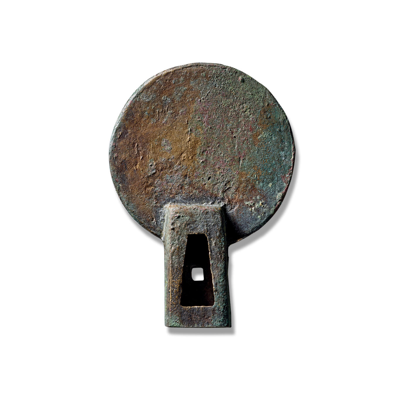 上海匡时2025年秋季拍卖会 中国历代钱币 铜镜专场 草原文化车马镜 镜圆形，带立体手柄，空首，可插在马车上使用，镜素面，虽素雅，但体现了草原文化风格的铜镜与中原文化的区别，镜型特殊，保存完整。