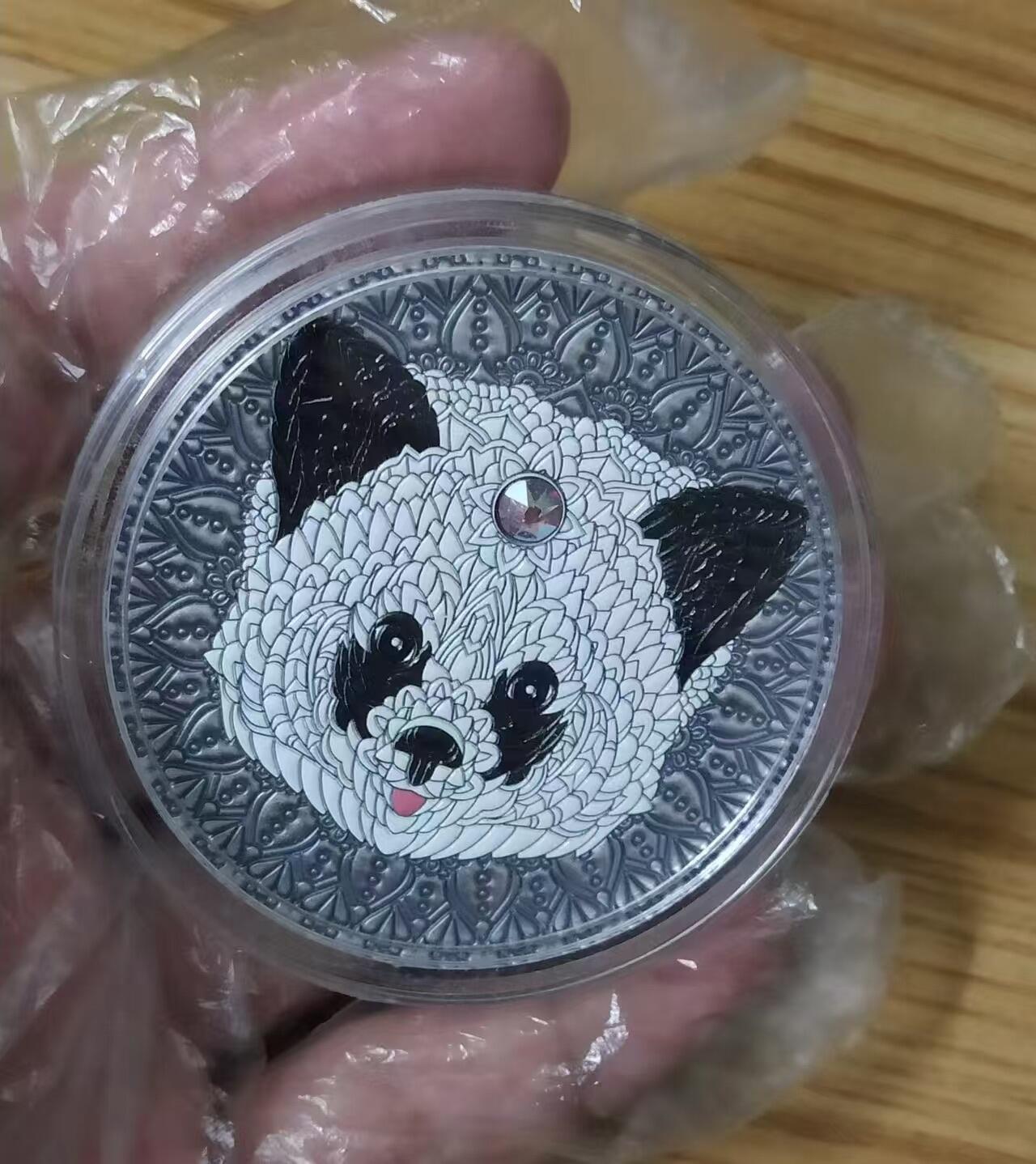 第184期拍卖  纽埃2021, 曼陀罗黄金对称系列-中国大熊猫, 2盎司高浮雕仿古、加大(直径达55mm)镶嵌彩虹施华洛世奇彩色银币. 盒证全.热门系列, 唯一中国元素漂亮银币.(国外售价302美元)