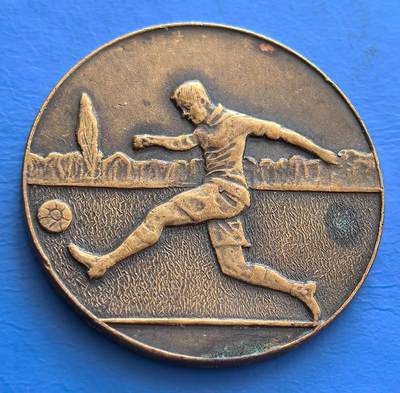 外国优质老铜币银币持续添加中，周六九点倒数截拍，满百包邮，可寄存半年，喜欢朋友微信扫描二维码可直接参拍 - 英国1955年足球纪念章，直径32.5mm15克