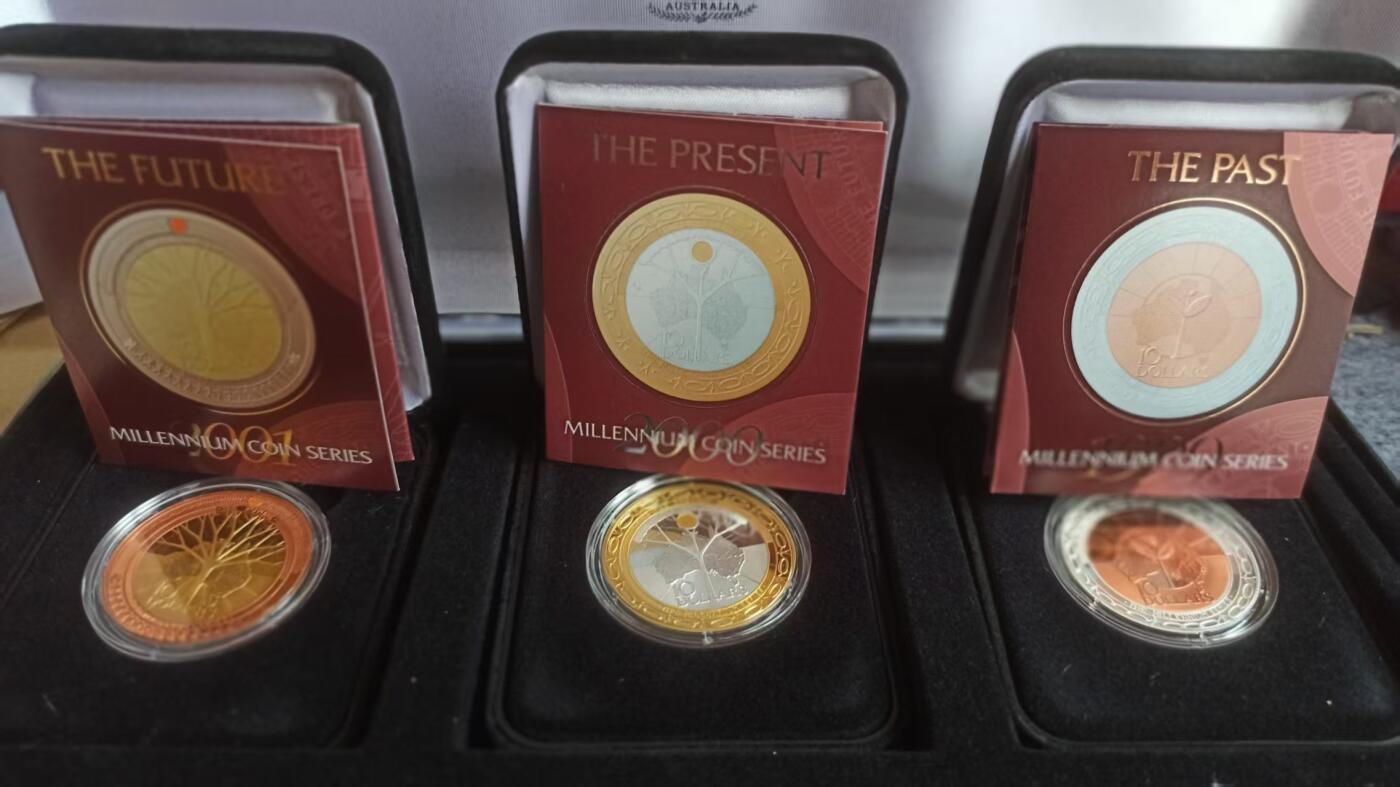 ❤️【币观天下】❤️ 第334期钱币拍卖- 2025.12.12周五晚上6点半场-长期征集拍品 澳大利亚千禧年过去现在未来三枚套装