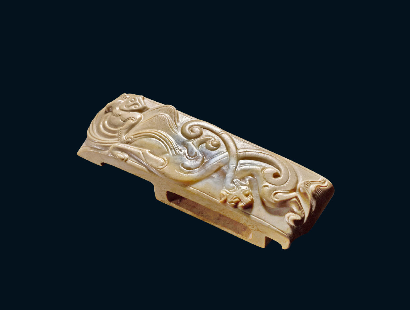 上海匡时2025年秋季拍卖会 中国历代钱币 铜镜专场 玉璏 玉璏温润细腻，雕琢螭龙纹及羽人，线条流畅，刀工简洁。此玉剑瑜选材精良，雕琢细腻，特别是对螭龙游嬉的动态刻画极为独到，以浮雕、镂空、阴刻技法相结合，施刀游刃有余，线条流畅圆润，是为剑饰中的良材精工之作。