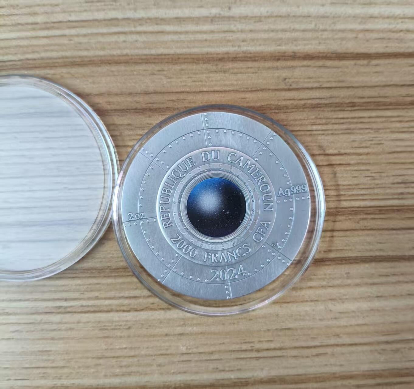 第184期拍卖 【龙头币】喀麦隆2024年, 星际现象(1)-罗斯威尔UFO事件，2盎司加大(直径达50mm), 金属蓝彩色、高浮雕、仿古、双面彩色纪念银币. 盒证全. (龙头币 新热门飞碟系列第一枚)，实物超漂亮质感动感. 国外售价436+美元