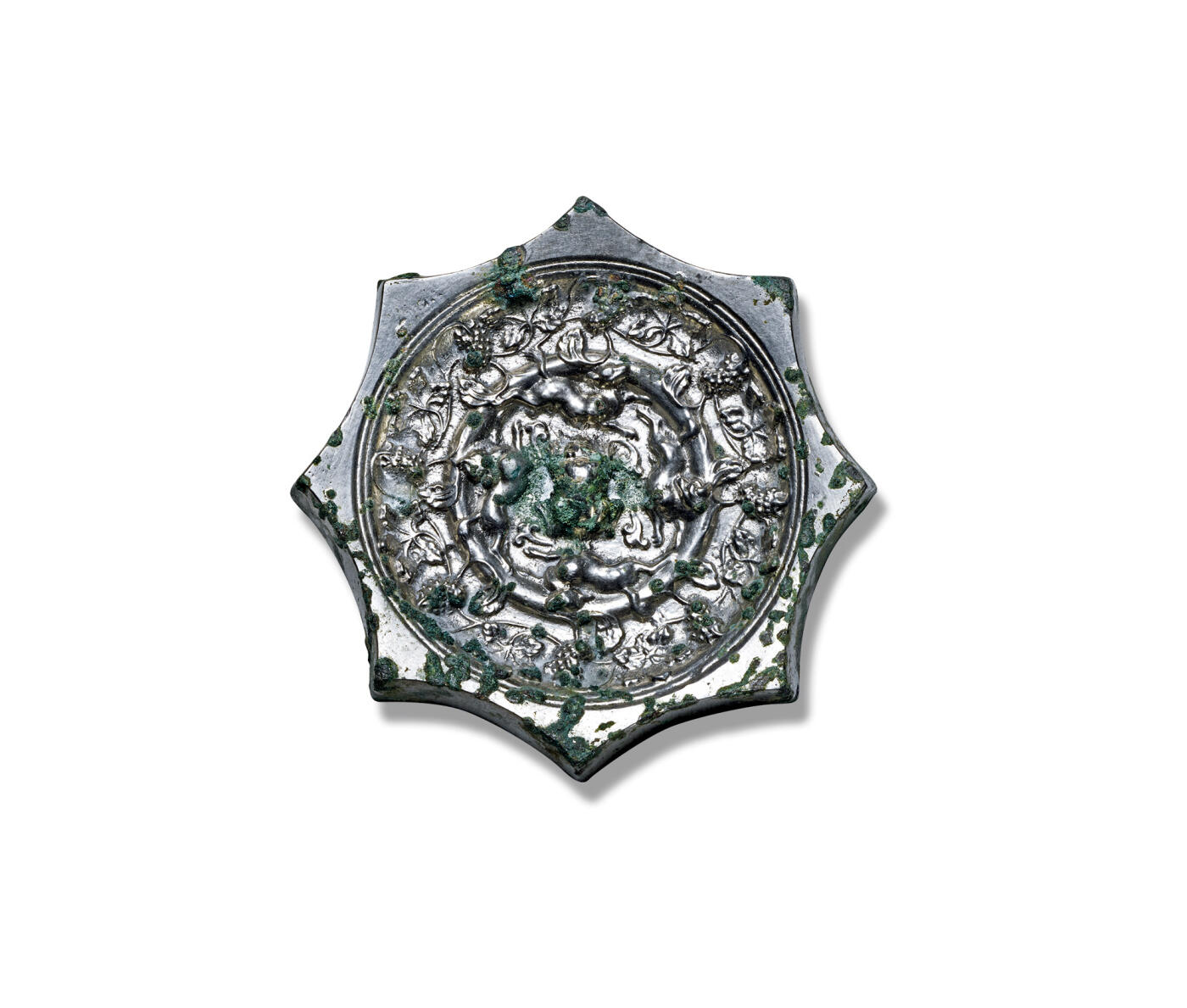 上海匡时2025年秋季拍卖会 中国历代钱币 铜镜专场 尖八角瑞兽葡萄小手镜 尖八角形，伏兽钮。主题纹饰为内区的四瑞兽与外区的葡萄枝蔓叶纹和谐而有序的组成瑞兽葡萄图案。此镜通体白光，莹亮可鉴。小巧精致，人见人爱。