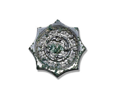 上海匡时2025年秋季拍卖会 中国历代钱币 铜镜专场 - 尖八角瑞兽葡萄小手镜 尖八角形，伏兽钮。主题纹饰为内区的四瑞兽与外区的葡萄枝蔓叶纹和谐而有序的组成瑞兽葡萄图案。此镜通体白光，莹亮可鉴。小巧精致，人见人爱。