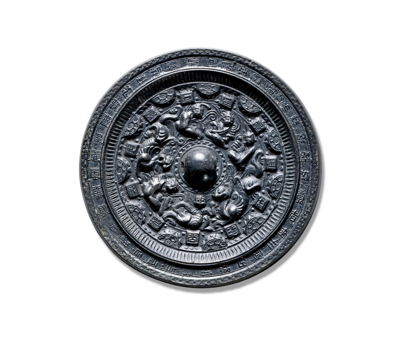 上海匡时2025年秋季拍卖会 中国历代钱币 铜镜专场 阴刻龙纹半圆方枚神人神兽镜 圆形，圆钮，圆钮座。钮座外饰一周花边纹，主体纹饰为一周浮雕神兽纹，饰有瑞兽、青龙、盘坐东王公与西王母及羽人等图案。外圈由十一枚方枚与半圆纹相间环绕，方枚上刻“尚方作竟”等铭文。镜缘高起，纹饰区与镜缘之间斜饰栉齿纹，宽缘上饰一圈篆书铭文，最外缘为一周卷云纹。此镜纹饰极其繁复，神兽刻画犀利雄浑，铸造工艺精湛，堪称至臻至化。尤为特殊的是，镜面阴刻飞龙纹，龙身飞舞于祥云之间，昂