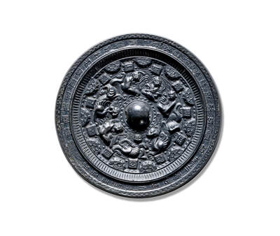 上海匡时2025年秋季拍卖会 中国历代钱币 铜镜专场 - 阴刻龙纹半圆方枚神人神兽镜 圆形，圆钮，圆钮座。钮座外饰一周花边纹，主体纹饰为一周浮雕神兽纹，饰有瑞兽、青龙、盘坐东王公与西王母及羽人等图案。外圈由十一枚方枚与半圆纹相间环绕，方枚上刻“尚方作竟”等铭文。镜缘高起，纹饰区与镜缘之间斜饰栉齿纹，宽缘上饰一圈篆书铭文，最外缘为一周卷云纹。此镜纹饰极其繁复，神兽刻画犀利雄浑，铸造工艺精湛，堪称至臻至化。尤为特殊的是，镜面阴刻飞龙纹，龙身飞舞于祥云之间，昂