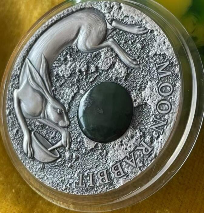 第184期拍卖 【龙头币】纽埃2021, 中国民间神话故事(1)-玉兔奔月，50克,加大(直径达50mm),镶嵌大块天然翡翠,高浮雕,仿古艺术银币. 盒证全. 龙头币,中国传统神话故事系列(1). 热门中国元素.国外售价335+美元