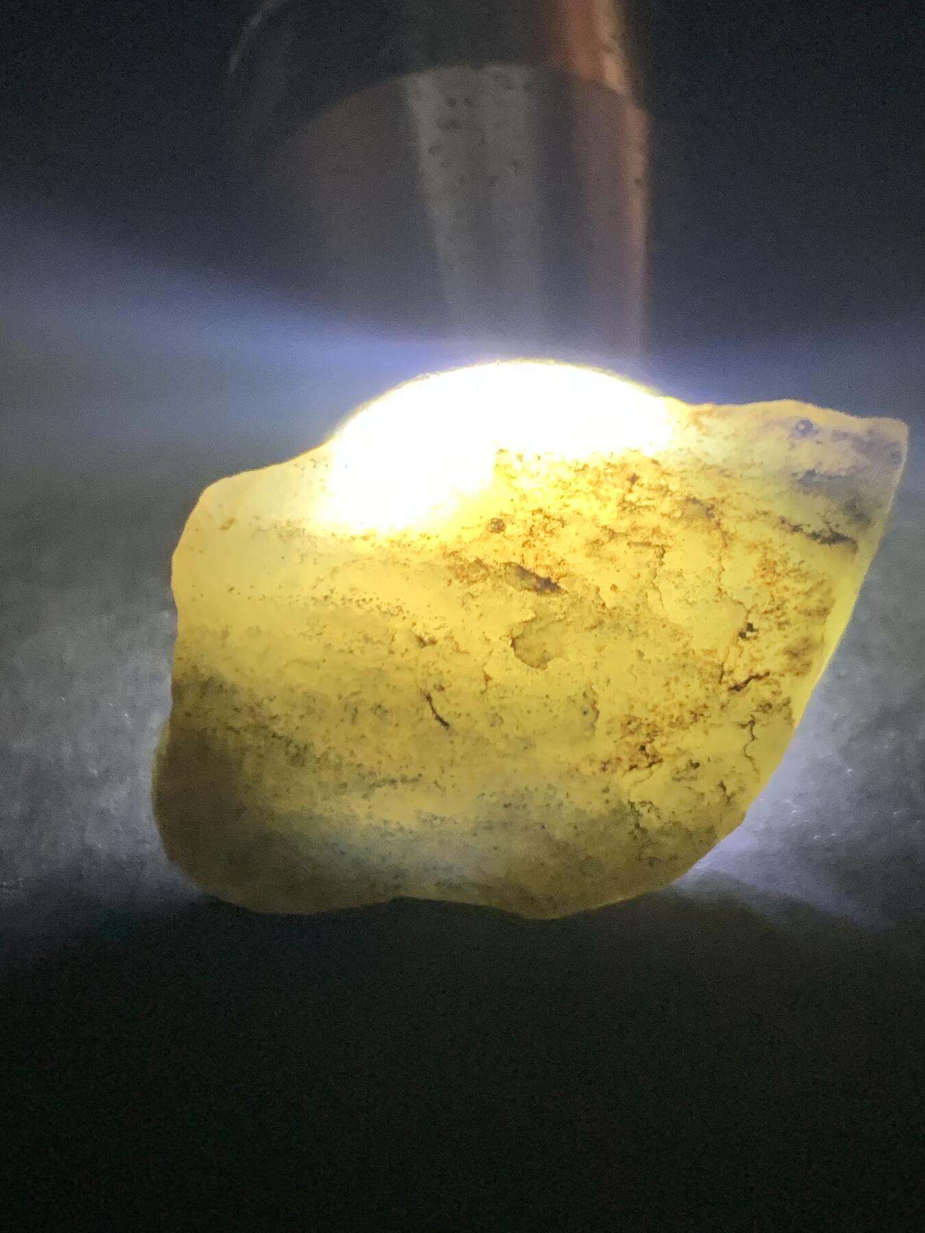 新疆戈壁风化纹和田玉青花玉原石一颗，