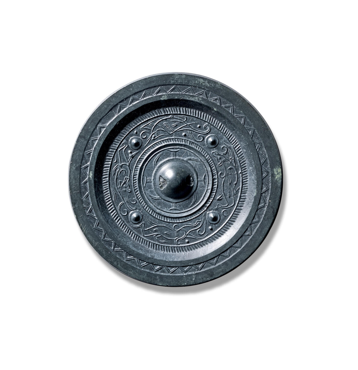 上海匡时2025年秋季拍卖会 中国历代钱币 铜镜专场 四乳神兽镜 圆形、圆钮、圆钮座。主纹饰为四个圆区内外各饰一周左旋栉齿纹四个圆钮座乳钉与四只瑞兽相对排列，外一圈饰左旋节齿纹，宽镜缘中饰一圈双线锯齿纹。光气好，完美品相。闻德评级：85。