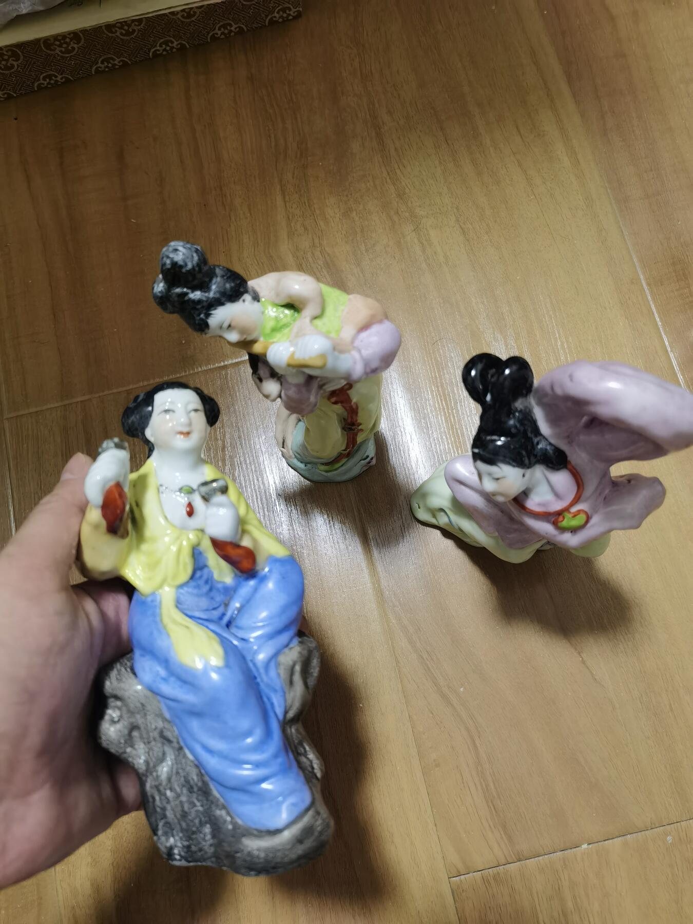 早期景德镇侍女粉彩人物瓷像三个