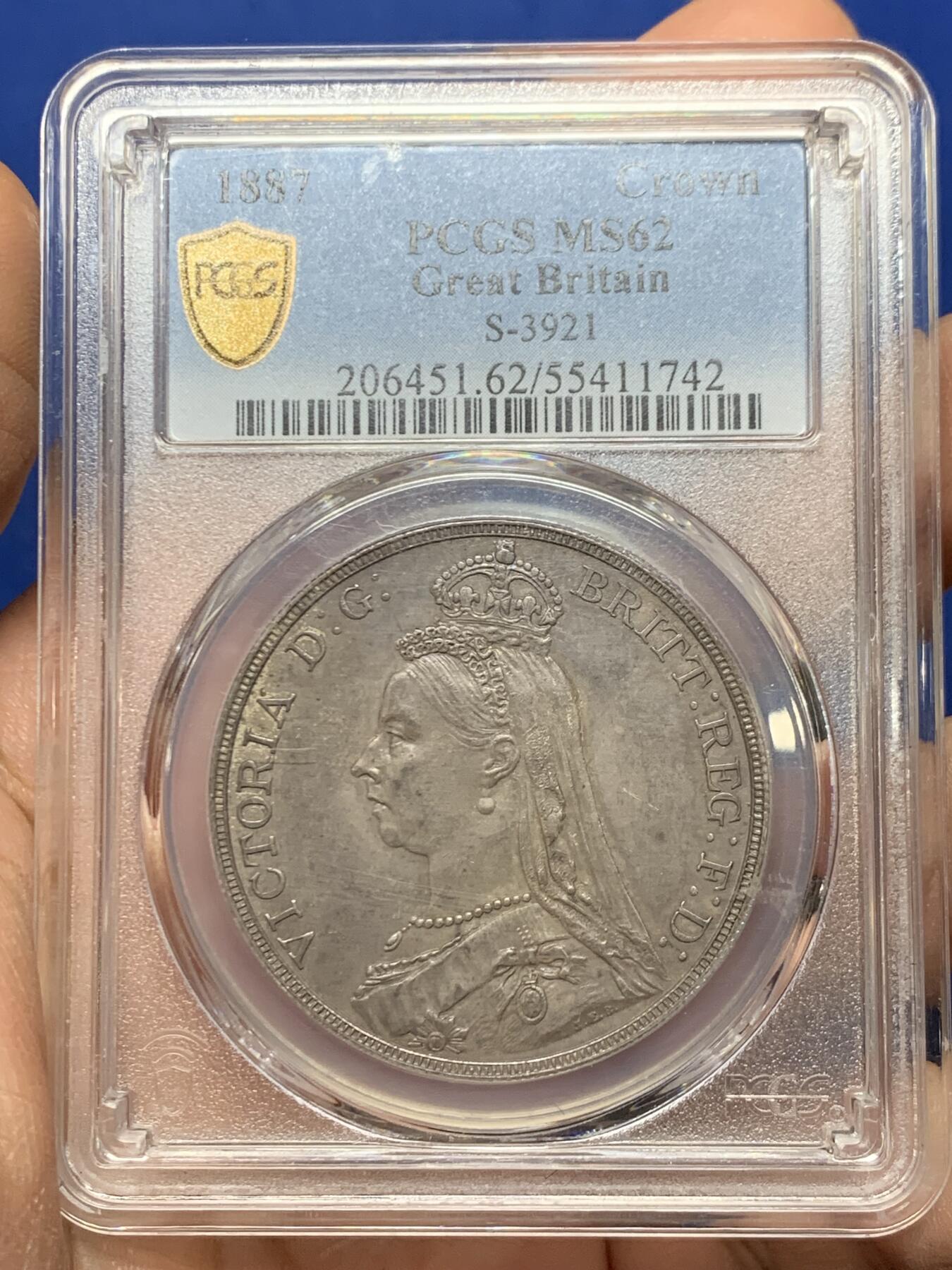 《竞宝斋》第446场 周日，周一，2场连拍 （全场包邮） PCGS MS62 英国1887年维多利亚高冠马剑克朗银币 正反均匀深包浆，人物细节清晰，背面马剑骑士肌肉分明，底光均匀，同分顶级状态，不可多得的藏品
