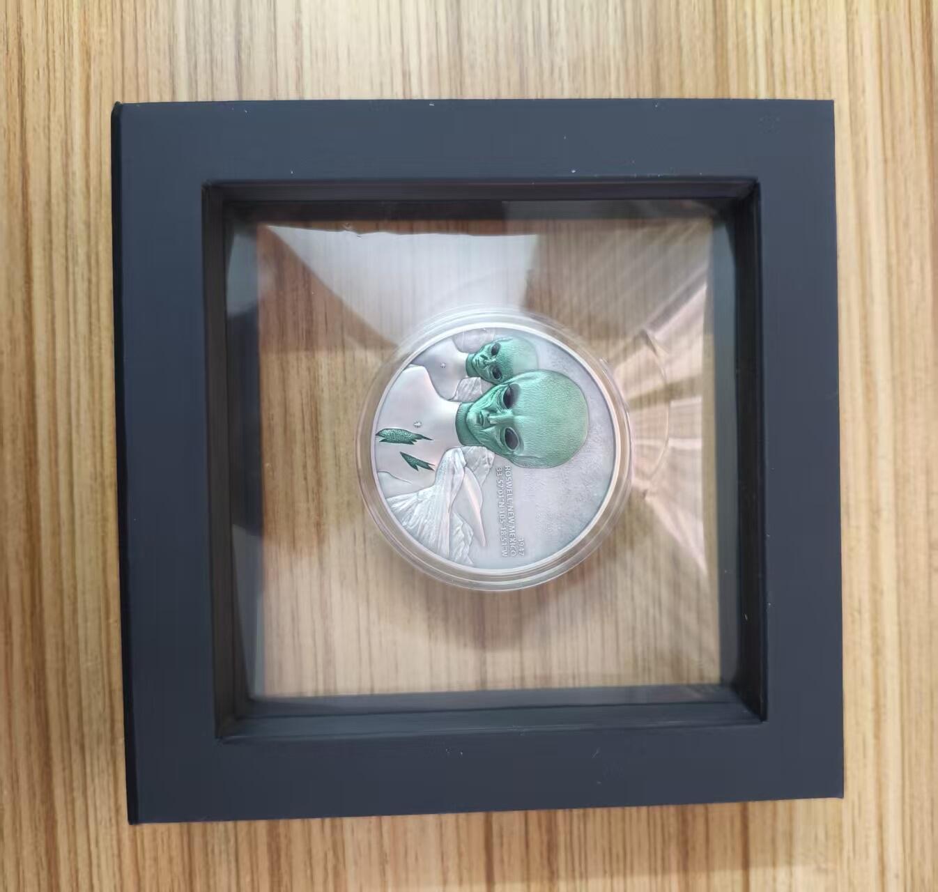 第184期拍卖 【龙头币】喀麦隆2024年, 星际现象(1)-罗斯威尔UFO事件，2盎司加大(直径达50mm), 金属蓝彩色、高浮雕、仿古、双面彩色纪念银币. 盒证全. (龙头币 新热门飞碟系列第一枚)，实物超漂亮质感动感. 国外售价436+美元