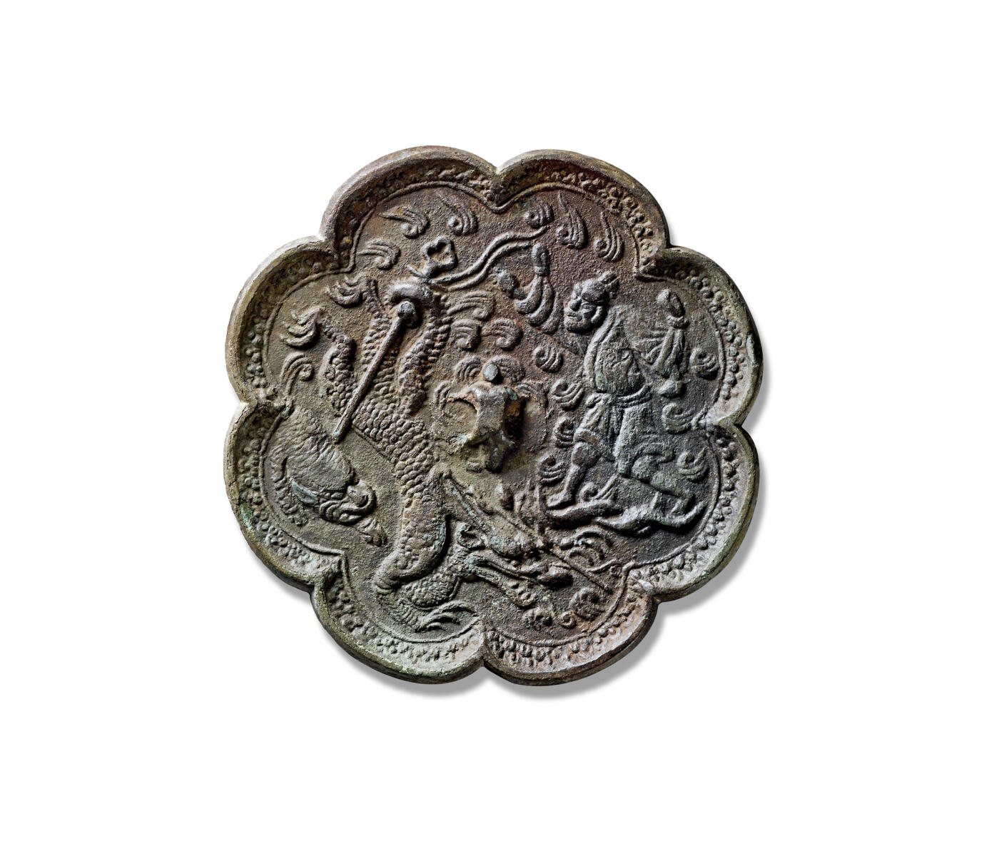 上海匡时2025年秋季拍卖会 中国历代钱币 铜镜专场 周处斩蛟故事镜 八出葵花形，圆钮。主题纹饰为东吴周处斩蛟杀虎之故事。周处挥剑勇猛，直面凶恶蛟龙；白虎隐现于镜缘，蛟龙姿态骇人。纹饰采用浮雕工艺，刻画生动精妙。此镜保存完好，纹饰精美。