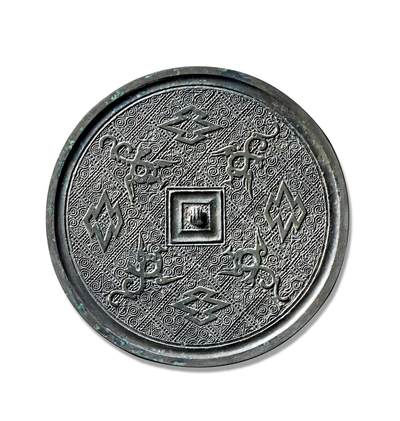 上海匡时2025年秋季拍卖会 中国历代钱币 铜镜专场 - 四凤菱纹镜 圆形，三弦钮，方钮座，钮外饰双线凹面方框。纹饰以三角形雷纹、云纹、连珠纹、花朵与花叶纹构成连续布局的底纹，其上四凤纹与四菱纹相间分布，排列有序。整体纹饰少见，刻画精美，铸工精细，铜质精良，展现出了楚风文化的大气与华丽。