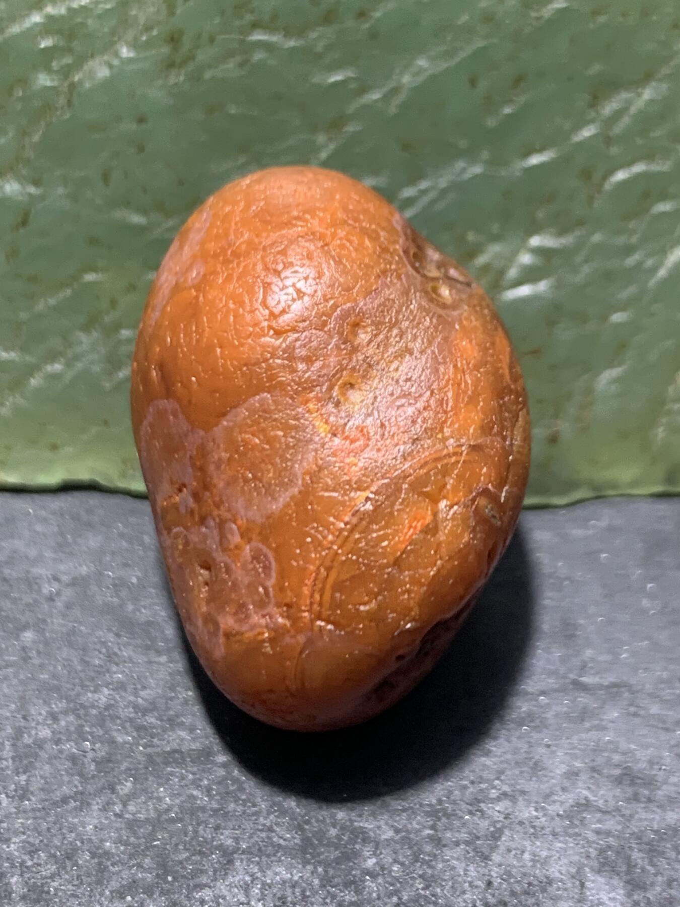 精美柿子红飘白水冲籽川料南红玛瑙原石一颗，