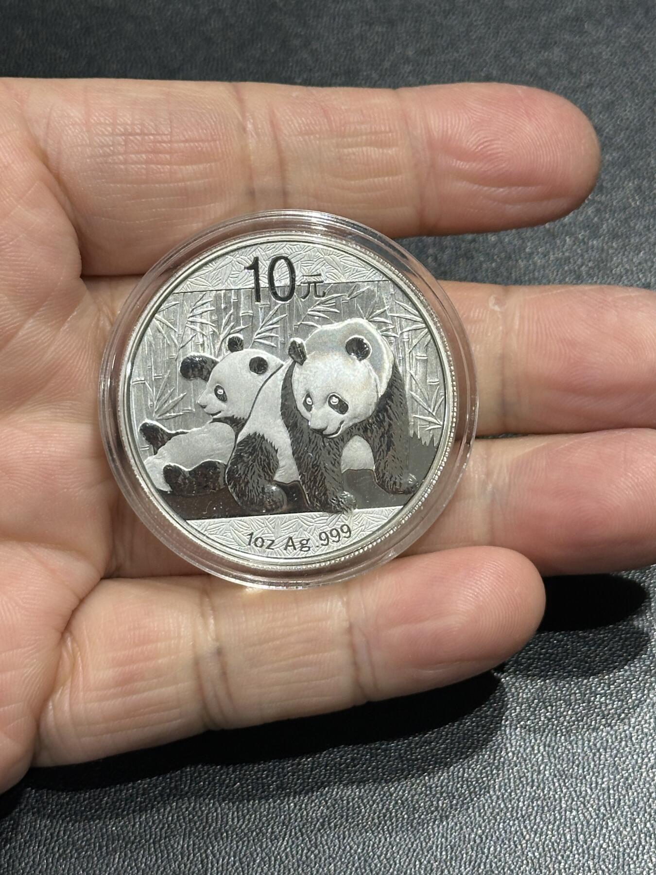 《外钞收藏家》第五百九十二期（精选场）（本平台长期征集拍品、欢迎藏友们联系合作） 中国2010年10元熊猫1盎司银币（31.3克，999银）