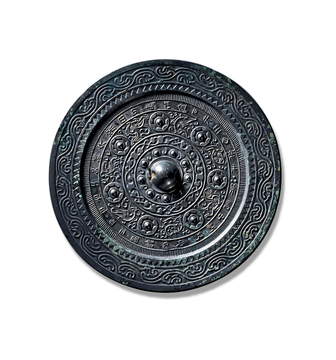 上海匡时2025年秋季拍卖会 中国历代钱币 铜镜专场 “桼言之纪”七乳烫银神兽镜 圆形，圆钮，圆形钮座。钮座外饰九个圆座乳钉，相间草叶纹，其外饰钩连宽草纹与饰栉齿纹各一周。主纹为七枚几何纹装饰圆座乳钉，间饰青龙、白虎、朱雀、山羊、独角兽、神鸟、羽人，造型生动，形态各异。主纹饰外一周篆书铭文：“桼言之纪从竟始，龙居左，虎在右，比如韩充乐毋已，寿敝金石夫王母，乐未。”铭文外饰一周栉齿纹。宽厚平缘饰一周锯齿纹和一周双线水波纹。