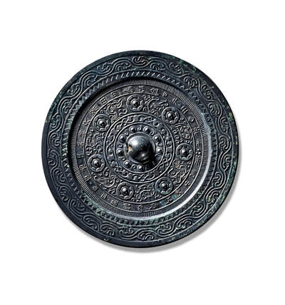 上海匡时2025年秋季拍卖会 中国历代钱币 铜镜专场 - “桼言之纪”七乳烫银神兽镜 圆形，圆钮，圆形钮座。钮座外饰九个圆座乳钉，相间草叶纹，其外饰钩连宽草纹与饰栉齿纹各一周。主纹为七枚几何纹装饰圆座乳钉，间饰青龙、白虎、朱雀、山羊、独角兽、神鸟、羽人，造型生动，形态各异。主纹饰外一周篆书铭文：“桼言之纪从竟始，龙居左，虎在右，比如韩充乐毋已，寿敝金石夫王母，乐未。”铭文外饰一周栉齿纹。宽厚平缘饰一周锯齿纹和一周双线水波纹。