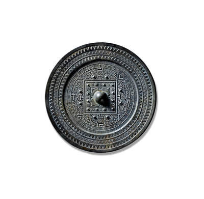 上海匡时2025年秋季拍卖会 中国历代钱币 铜镜专场 - “尚方之镜”四灵神兽规矩镜 圆形，圆钮，柿蒂纹钮座。双线凹面方格内饰花苞纹四边均置十二枚圆座乳钉，篆书十二地支铭文分列其间。四“T”纹两侧有圆钮座八乳钉与博局纹将主纹饰分为四方八区，其间饰四灵羽人神兽隔“V”纹两组相对，线条流畅，造型生动，形态各异，空白处填以云气纹，纹饰外一圈篆书铭文：尚方之镜真大好，上有仙人不知老，渴饮玉泉饥食枣，浮游天下敖四海，寿如金石国之保。字体犀利俊美，铭文外饰一周栉齿纹