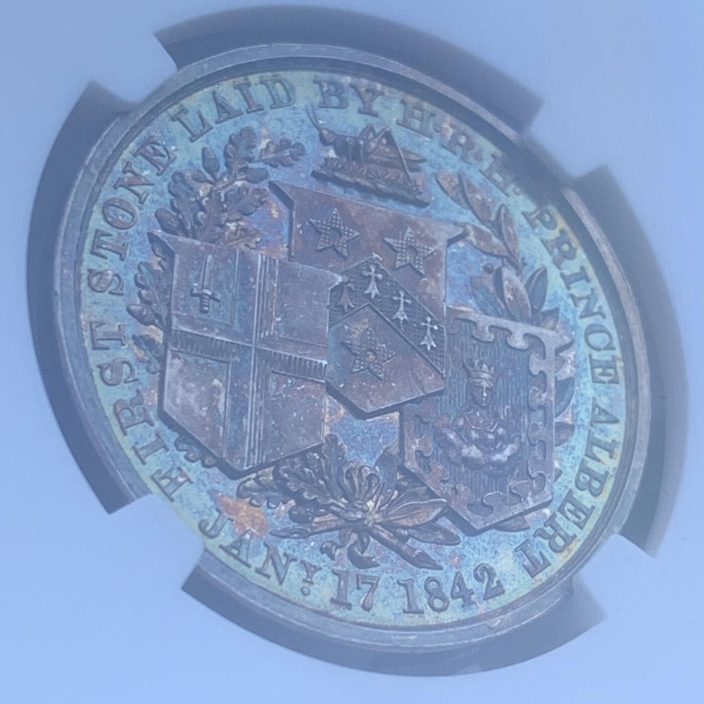 掌中浮雕-藏着的欧洲第045场 NGC MS63 : 1842年伦敦新商品交易所开幕银章，27mm, 五彩包浆