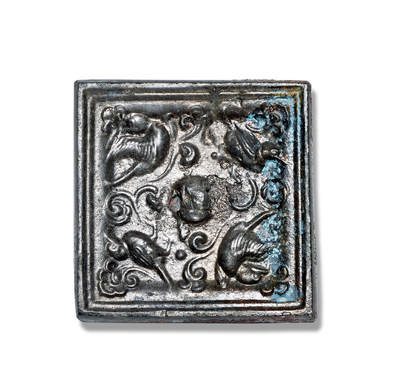 上海匡时2025年秋季拍卖会 中国历代钱币 铜镜专场 - 方形花鸟小手镜 少见方型，圆钮，主纹饰绕钮分饰四组花鸟纹，对应四角，小巧可爱，光气十足，以小见大，保存完整。