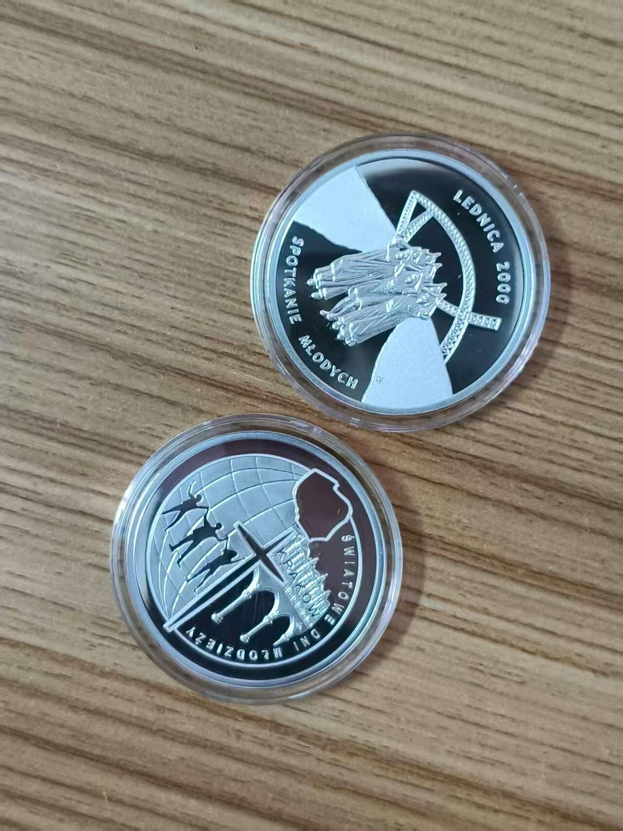 第184期拍卖 喀麦隆2016年，基督教世界青年节套装-世界青年日(波兰克拉科夫)+世界青年会议(波兰莱德尼察), 两枚完整全套装. 彩色精制纪念银币. 盒证全.(此套装共2枚,两枚币彩色面图案相同，非彩色面图案不同). 少见稀有漂亮银币套装. 实物超级精美漂亮. 国外售价315+美元.